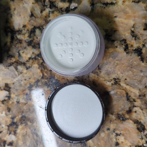 Laura Mercier Secret Brightening Powder For Under Eyes - Picture 3 of 7